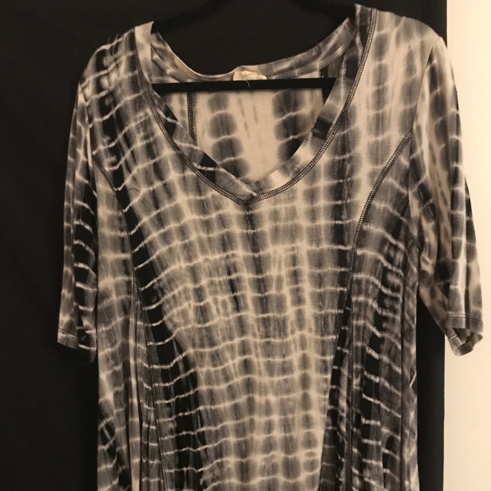 Two-quarter sleeve acid wash blouse